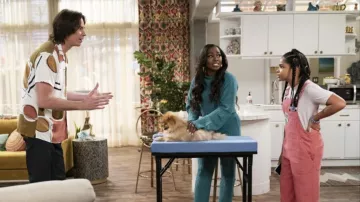 Camisa de estampado geométrico de Zara usada por Spencer Shay (Jerry Trainor) como se ve en iCarly (S02E01)