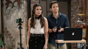 Cece Collared Sleeveless Top porté par Carly Shay (Miranda Cosgrove) comme vu dans iCarly (S02E01)