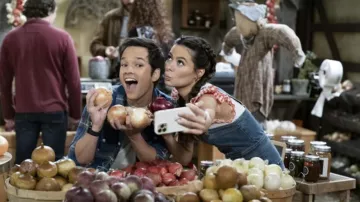 River Island a ajusté une mini-robe en denim en bleu clair portée par Carly Shay (Miranda Cosgrove) comme on le voit dans iCarly (S02E01)