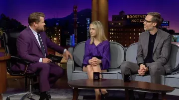 Vestido púrpura de Balenciaga usado por Maria Bakalova como se ve en The Late Late Show con James Corden