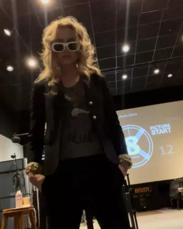 Gucci Black Silk Wool Ruffled Cuff Detail Blazer porté par Kathryn Newton sur son compte Instagram @kathrynnewton