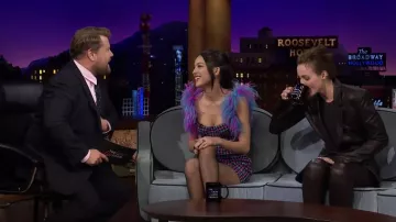 Mini vestido de Tweed con adornos de plumas del área usado por Olivia Rodrigo como se ve en The Late Late Show with James Corden el 22 de marzo de 2022