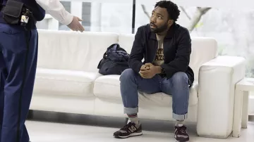 Zapatillas New Balance Grey y Burgundy usadas por Earnest 'Earn' Marks (Donald Glover) como se ve en Atlanta (S03E02)