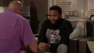 Sweat-shirt Kenzo Tiger Crewneck porté par Andre 'Dre' Johnson (Anthony Anderson) vu dans la garde-robe noire de la série télévisée (saison 8 épisode 11)