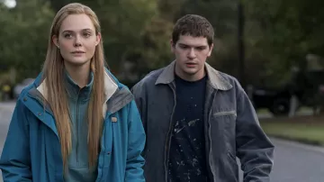 Veste L.L.Bean Blue Fleece portée par Michelle Carter (Elle Fanning) vue dans la garde-robe de l’émission de télévision The Girl From Plainville (S01E04)