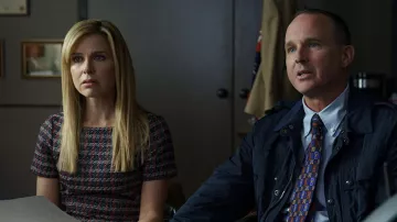 Robe imprimée Brooks Brothers portée par Gail Carter (Cara Buono) vue dans The Girl From Plainville (S01E04)