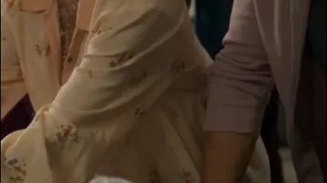 Urban Outfitters Out From Under Carina Babydoll Romper porté par Isabella Tavez (Priscilla Quintana) dans Good Trouble (S04E05)