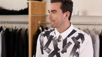 Hel­mut Lang White Cas­cad­ing Tape Print Shirt worn by David Rose (Daniel Levy) in Schitt's Creek (S02E08)