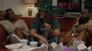 Marijuana Cannabis Weed imprimé Bucket Hat porté par Gunther (Blake Anderson) comme on le voit dans les tenues de la série télévisée Woke (saison 2 épisode 1)