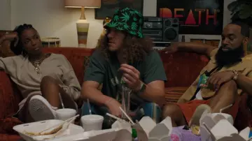 Marihuana Cannabis Weed impreso Bucket Hat usado por Gunther (Blake Anderson) como se ve en los atuendos de la serie de televisión Woke (Temporada 2 Episodio 1)