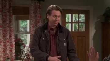 Chaqueta Carhartt en marrón usada por Tom Smallwood (Pete Holmes) como se ve en los atuendos del programa de televisión How We Roll (Temporada 1 Episodio 2)