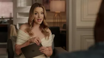 Khaite Spence robe midi déballée sur les épaules portée par Fallon Carrington (Elizabeth Gillies) telle que vue dans la garde-robe de la série télévisée Dynasty (saison 5 épisode 7)
