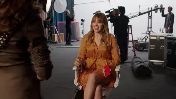 Alexis Nella robe évasée à manches longues sur orange portée par Kirby Anders (Maddison Brown) comme on le voit dans Dynasty (S05E07)