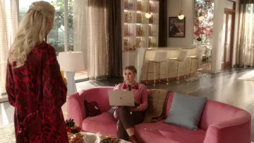 Chloé Camisa de seda de manga larga en rosa usada por Amanda Carrington (Eliza Bennett) como se ve en los atuendos del programa de televisión Dynasty (Temporada 5 Episodio 7)