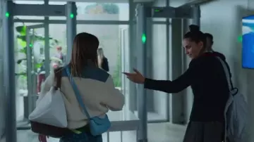 La veste en jean et mouton Maje portée par Cayetana Grajera (Georgina Amorós) dans la série Élite (Saison 5 Episode 8)