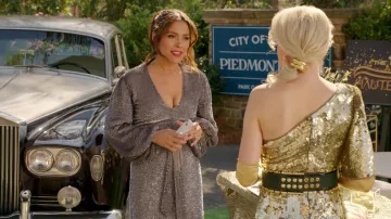 Robe métallisée rétrofête portée par Cristal Carrington (Daniella Alonso) telle que vue dans les tenues de la série télévisée Dynasty (saison 5 épisode 7)