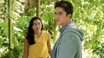 Old Navy Sun Kissed Yellow Short Sleeve T-Shirt porté par Hana (Lindsay Watson) comme on le voit dans Finding 'Ohana