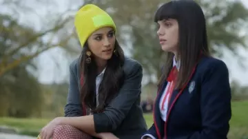 Lilith by Sita gold moon and sun earrings worn by Rebeka Parrilla (Claudia Salas) in Elite (S05E01)