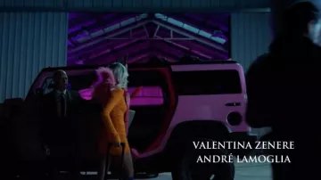 Vestido de punto con estampado de cebra tachonado en naranja usado por Isadora (Valentina Zenere) como se ve en Elite Wardrobe (Temporada 5 Episodio 1)