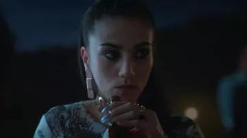 Pendientes Rod Almayate Pharmacy Pad en oro usados por Rebeka Parrilla (Claudia Salas) como se ve en Elite (S05E01)