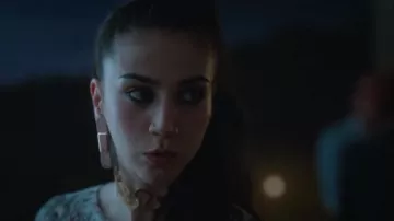 Lilith de Sita Doble gargantilla de sita en oro usada por Rebeka Parrilla (Claudia Salas) como se ve en los atuendos de la serie de televisión Elite (Temporada 5 Episodio 1)