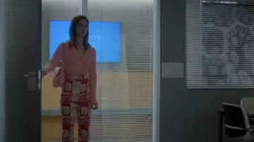 Irati Atelier 2020 Printed Pants in red worn by Cayetana Grajera (Georgina Amorós) as seen in Elite (S05E01)