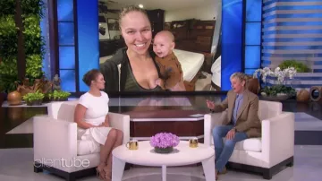 Halston White Draped Stretch-Cady Mini Vestido usado por Ronda Rousey como se ve en The Ellen DeGeneres Show