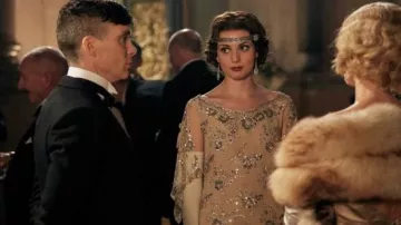 La robe années 20 portée par Tatiana Petrovna (Gaite Jansen) dans la série Peaky Blinders (Saison 3 Episode 2)