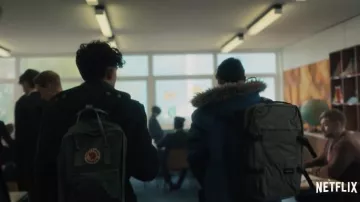 Mochila Fjallraven usada por Charlie Spring (Joe Locke) como se ve en el vestuario de la serie de televisión Heartstopper (Temporada 1)