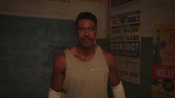 Champion Tank Top en gris usado por Dwayne Johnson (Edad 18-20) (Uli Latukefu) como se ve en los atuendos de la serie de televisión Young Rock (Temporada 2 Episodio 5)