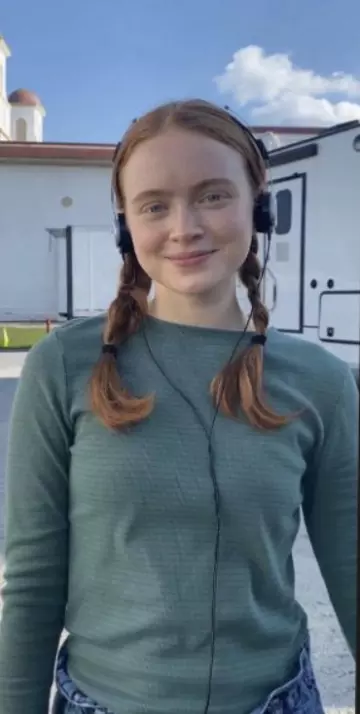 Le top Universal Thread porté par Sadie Sink aka Max mayfield sur le tournage de la série Stranger Things Saison 4