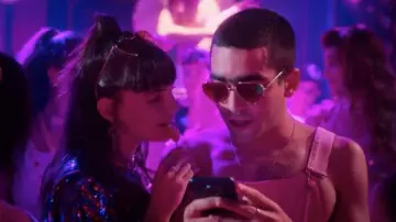 Les boucles d'oreilles portées par Mencía Blanco (Martina Cariddi) dans la série Élite (S05E06)