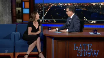 Vestido negro usado por Molly Shannon como se ve en The Late Show with Stephen Colbert el 13 de abril de 2022