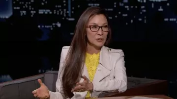 Veste en cuir portée par Michelle Yeoh comme on le voit dans Jimmy Kimmel Live! sur avril 13, 2022