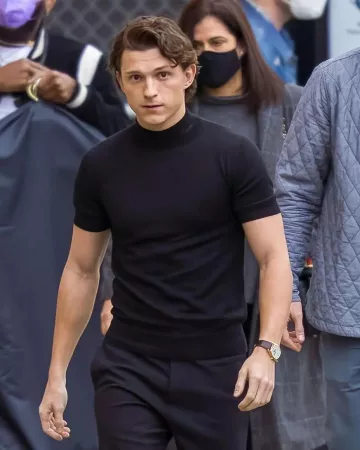 ¡Suéter de punto de cuello de tortuga simulado de manga corta negro usado por Tom Holland llegando a Jimmy Kimmel Live! en diciembre de 2021