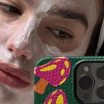 Funda para teléfono Chaos Mushroom utilizada por Dua Lipa en Twitter
