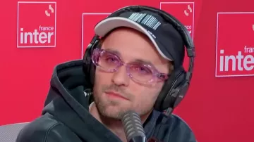 Les lunettes de soleil roses de Squeezie lors de son Interview L'Instant M sur France Inter
