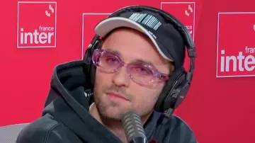 Las gafas de sol rosas de Squeezie durante su entrevista L'Instant M en France Inter