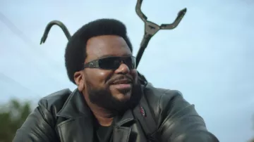 Gafas de sol Gatorz Magnum en negro usadas por Craig (Craig Robinson) como se ve en los trajes del programa de televisión Killing It (Temporada 1 Episodio 2)