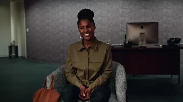 Bonne tunique American Safari Tie Waist Tunique portée par Wanda Shepard (Issa Rae) comme on le voit dans les tenues de la série télévisée Roar (Saison 1 Episode 1)