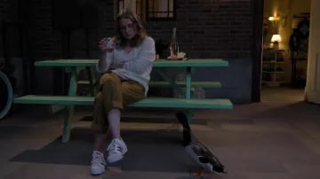 Baskets Adidas Superstar portées par Elisa (Merritt Wever) comme on le voit dans la garde-robe de la série télévisée Roar (saison 1 épisode 5)