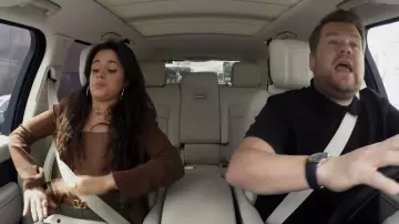Valentino Garavani V-logo ceinture en cuir réversible mince portée par Camila Cabello comme vu dans Carpool Karaoke