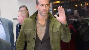 Chaqueta de ante verde usada por Ryan Reynolds como se ve en una imagen