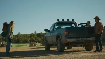 Los zapatos de montaña usados por Autumn (Imogen Poots) en la serie Outer Range (Temporada 1 Episodio 1)