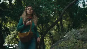 The mustard shoulder bag worn by Autumn (Imogen Poots) in the series Outer Range (Season 1)