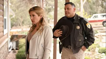 Le blouson en cuir couleur ivoire IRO porté par Jenny Hoyt (Katheryn Winnick) dans la série Big Sky (saison 2 Épisode 14) 