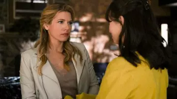 Le top IRO porté par Jenny Hoyt (Katheryn Winnick) dans la série Big Sky (Saison 2 Épisode 14) 