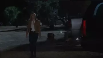 Le t-shirt de The Wall des Pink Floyd porté par Jenny Hoyt (Katheryn Winnick) dans la série Big Sky (Saison 2 Épisode 14) 