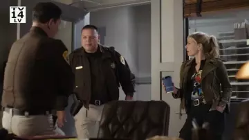 Le t-shirt David Lee Roth Skyscraper Tour porté par Jenny Hoyt Katheryn Winnick dans la série Big Sky (Saison 2 Épisode 10) 