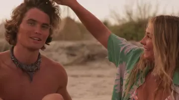 Le bikini à fleurs Hurley porté par Sarah Cameron (Madelyn Cline) dans la série Outer Banks (Saison 2)